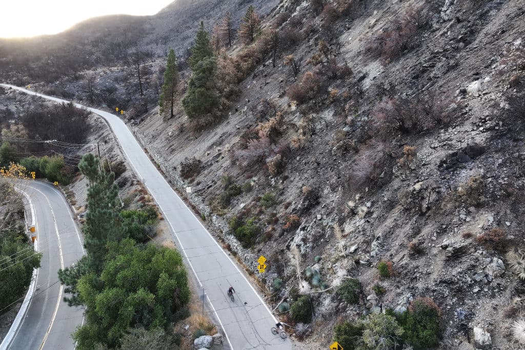 Y es que el riesgo de un derrumbe de terreno se mantiene latente en Mount Baldy, al menos durante esta temporada navideña.
