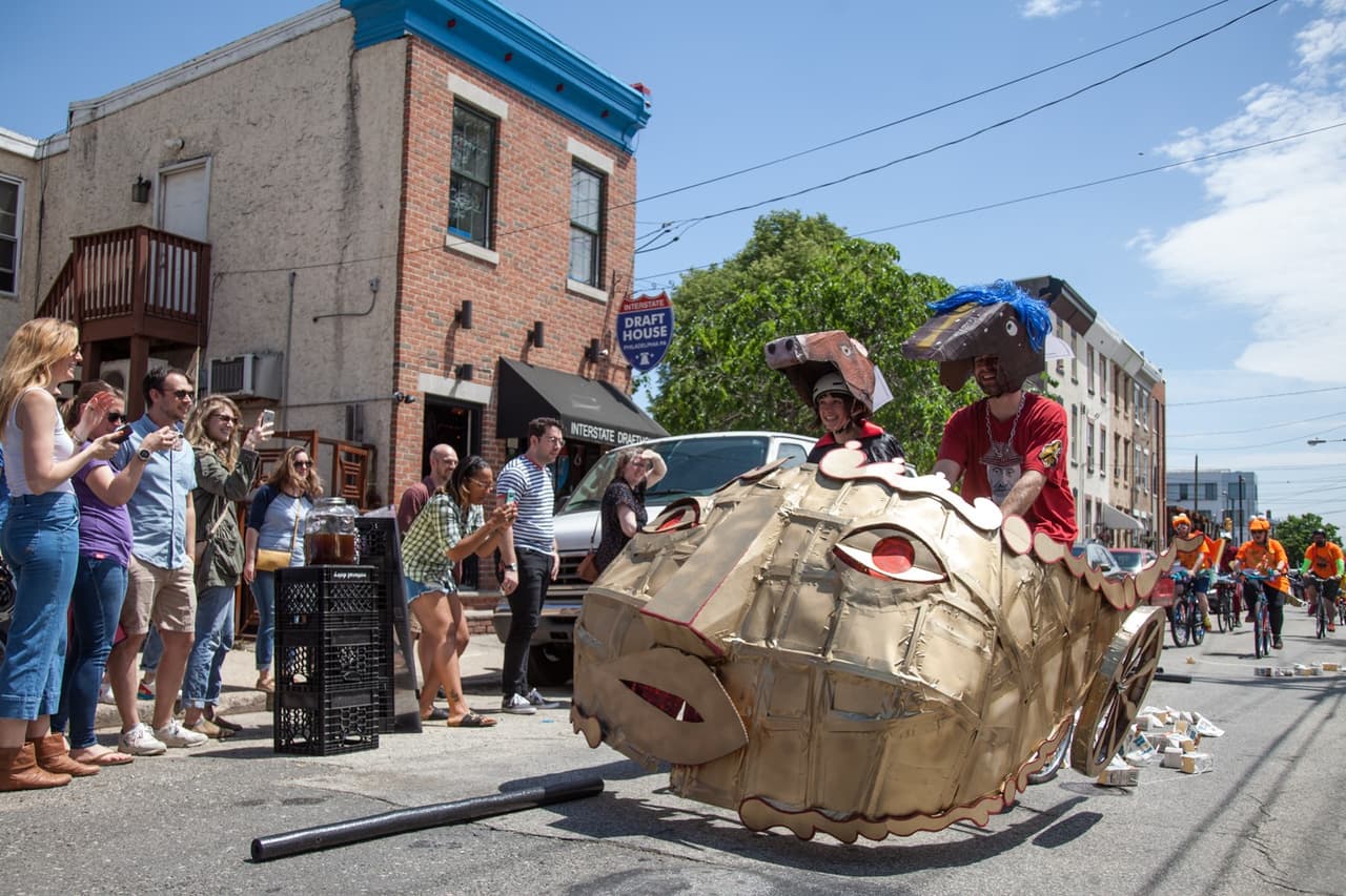 <b>Kensington Derby & Arts Festival</b>
<br>
<b>Fecha</b>: 13 de mayo
<br>
<b>Sitio web</b>: 
<a href="https://www.kensingtonkineticarts.org/">https://www.kensingtonkineticarts.org/</a> 
<br>
<br>La gente llena las calles de Kensington y Fishtown para disfrutar no solo de las carreras de esculturas y arte, sino también de música en vivo y buena comida. La parte del derby del día celebra el tránsito impulsado por humanos a medida que fantasiosas esculturas móviles desfilan a lo largo de una carrera de obstáculos urbanos de tres millas.