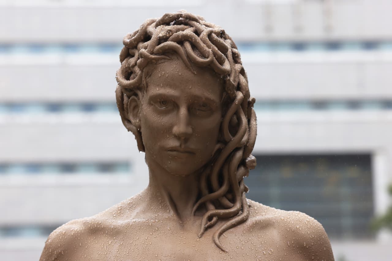Una estatua de Medusa sosteniendo una cabeza cortada de un hombre fue develada el martes frente a un tribunal de Nueva York.