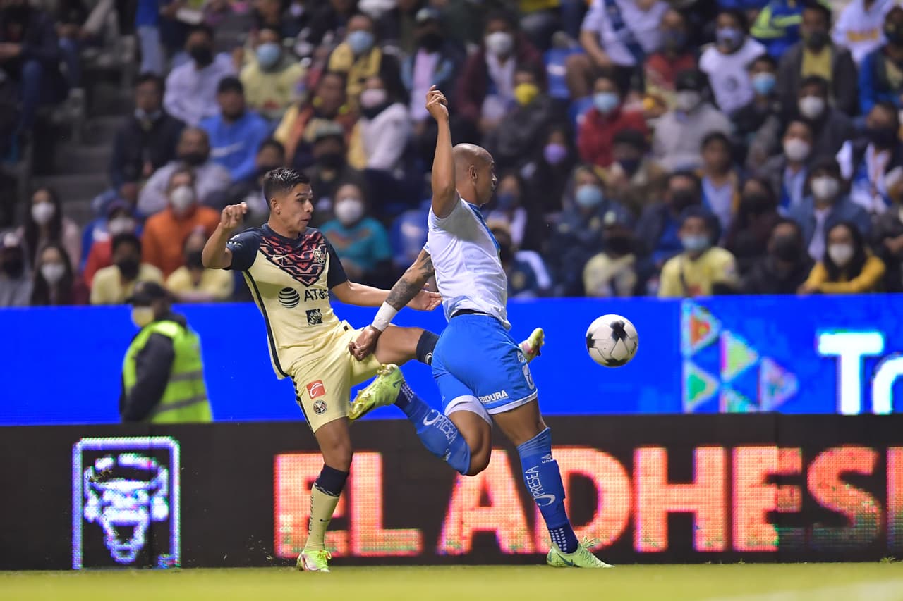 En un partido lleno de emociones, América fue de lo sublime con un gol en el minuto 1 a lo ridículo con dos expulsiones en 4 minutos, pero Puebla perdonó, no supo abrir el cerrojo y todo terminó en empate para repartir puntos en el inicio del torneo.