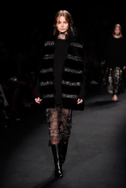 Los maxi vestidos también se hicieron presentes con detalles muy estructurados.