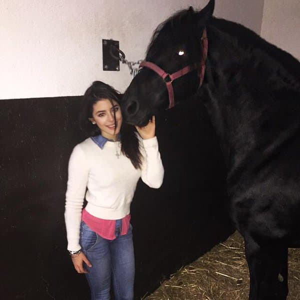 Ambas comparten su afición por los deportes equinos.