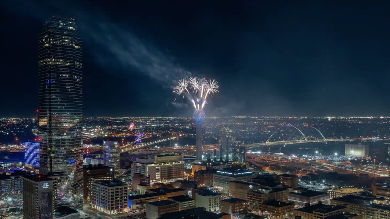 🍽️
<b>Cena Exclusiva 🏨 Estancia VIP</b>
<br>Reunion Tower
<b>ofrece una cena a precio fijo en el exclusivo restaurante Crown Block</b>. Celebra con estilo mientras te deleitas con exquisitos sabores y brindas por el año que está por comenzar. Además, hospédate en el Hyatt Regency Dallas y disfruta de
<b>una experiencia VIP con los asientos más privilegiados</b>.
<a href="https://reuniontower.com/things-to-do/new-years-eve/" target="_blank">Puedes encontrar más información haciendo clic aquí</a>.