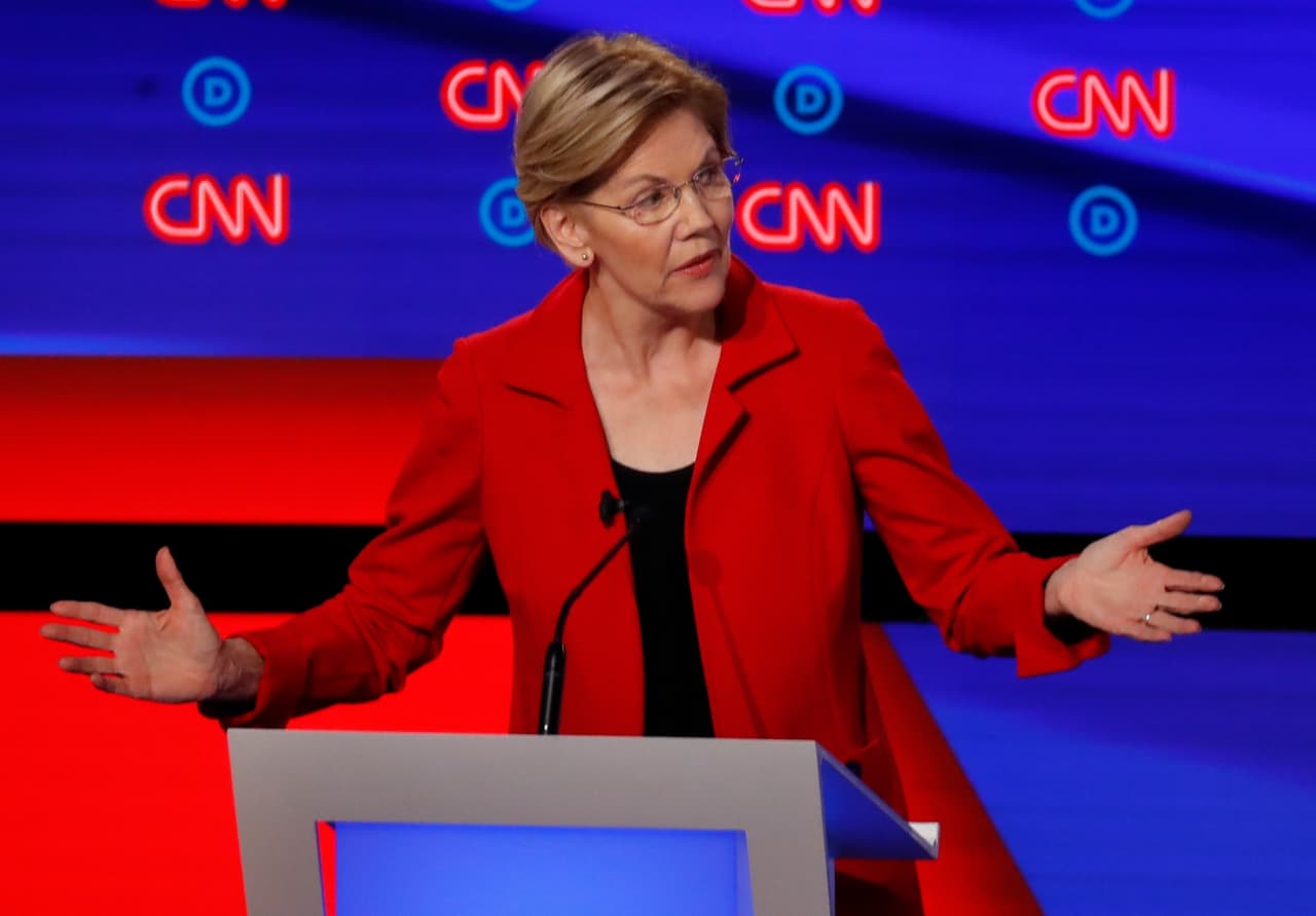 La senadora Elizabeth Warren también fue una de las voces dominantes en el debate. Al enfrentar a sus competidores moderados, a los que llegó a acusar de usar argumentos de los republicanos, señaló: "No entiendo por qué alguien se toma la molestia de presentarse a presidente de Estados Unidos para hablar sobre lo que no podemos hacer y para lo que no debemos luchar".