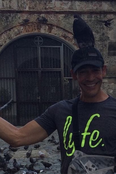 En El Parque de las Palomas, una simpática paloma posó con Johnny para la foto.