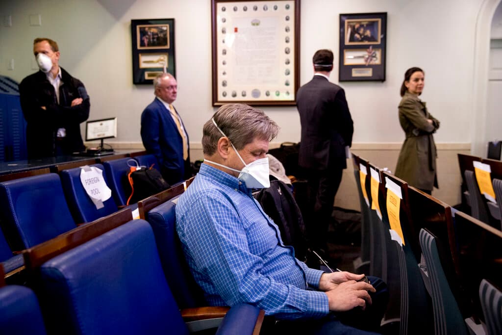 Miembros de la prensa hacen fila para hacerse la prueba de covid-19 en la Unidad Médica de la Casa Blanca antes de asistir a una conferencia de prensa del presidente Donald Trump.