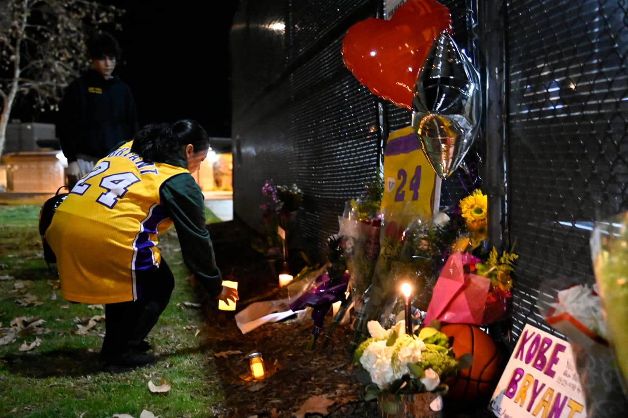 Christina Espinoza, una seguidora de Bryant, llevó una vela a un pequeño monumento conmemorativo improvisado en Calabasas, al oeste de Los Ángeles, cerca de donde ocurrió la tragedia.