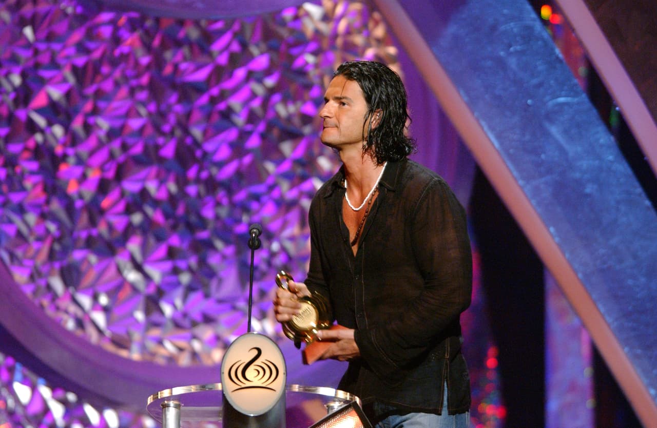 La primera vez de Ricardo Arjona en una entrega de Premio Lo Nuestro ganó el premio al Álbum del Año Pop por su material 'Santo pecado'. Este fue el noveno álbum de estudio grabado por el cantautor guatemalteco. También esa noche, interpretó el sencillo: 'El problema', el cual forma parte de ese disco.