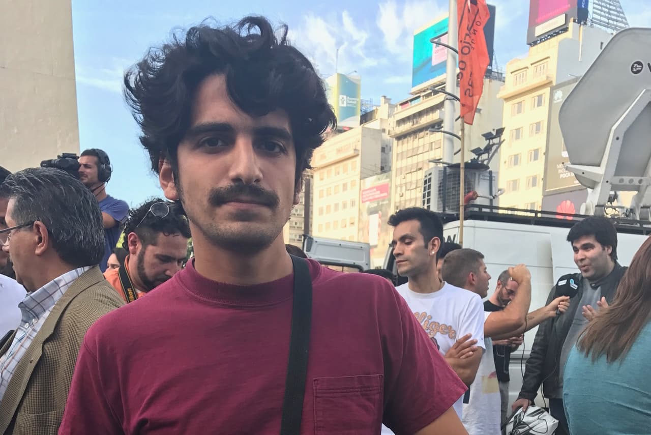 Esteban acudió a la marcha para apoyar a las mujeres aunque decidió quedarse en la parte exterior de la protesta.