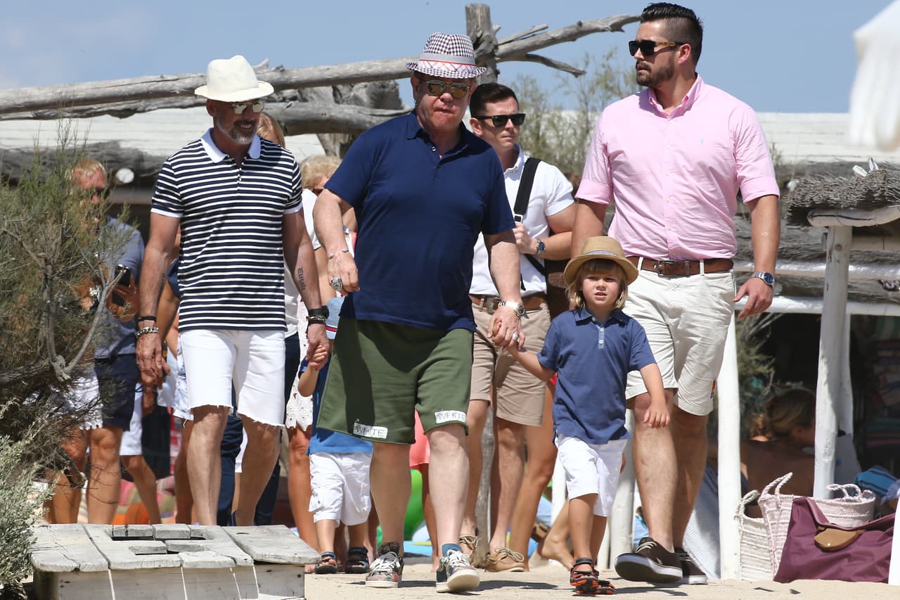 La famosa pareja vistió a sus hijos con atuendos similares a los suyos.