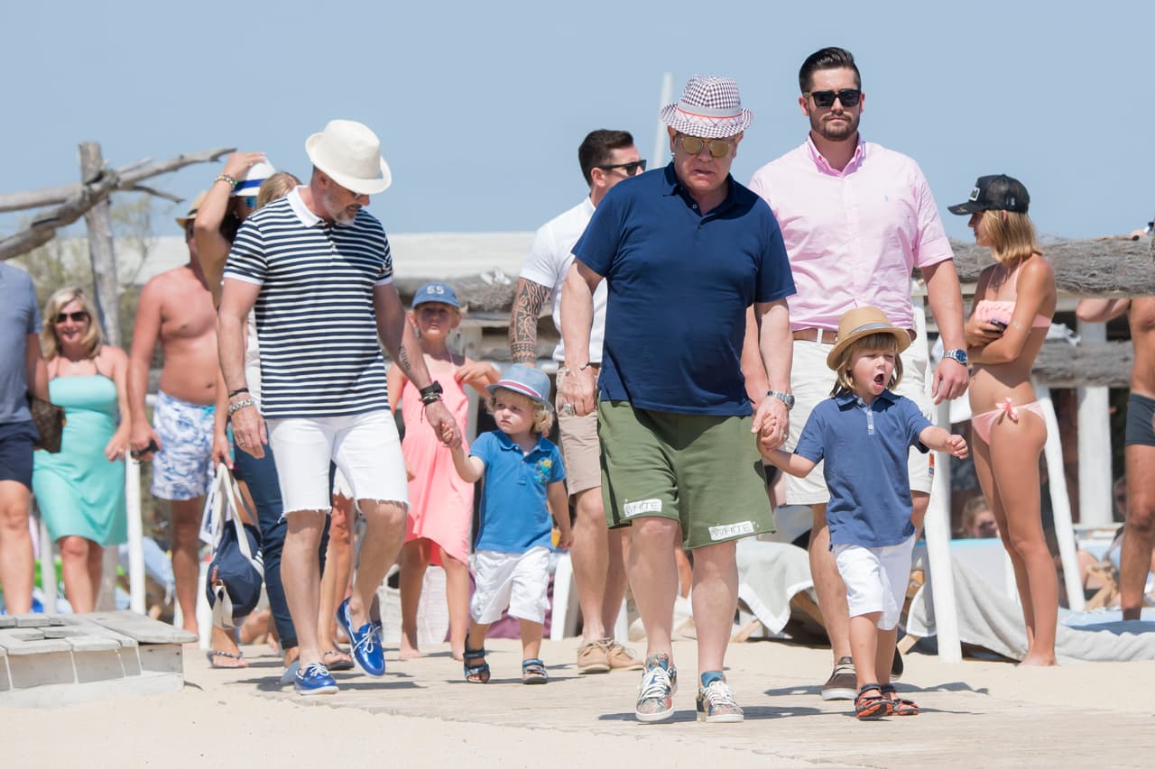 Los encantadores Zachary y Elijah están enormes.