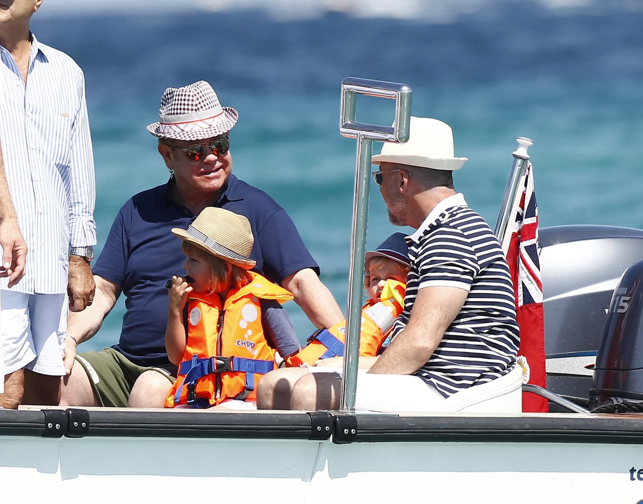 Hoy los pequeños
<b> Zachary</b> y 
<b>Elijah</b> tienen siete y cinco años respectivamente, y comparten la pasión por el fútbol. Anteriormente, Elton John intentó adoptar a un niño ucraniano, pero cedió por barreras burocráticas.