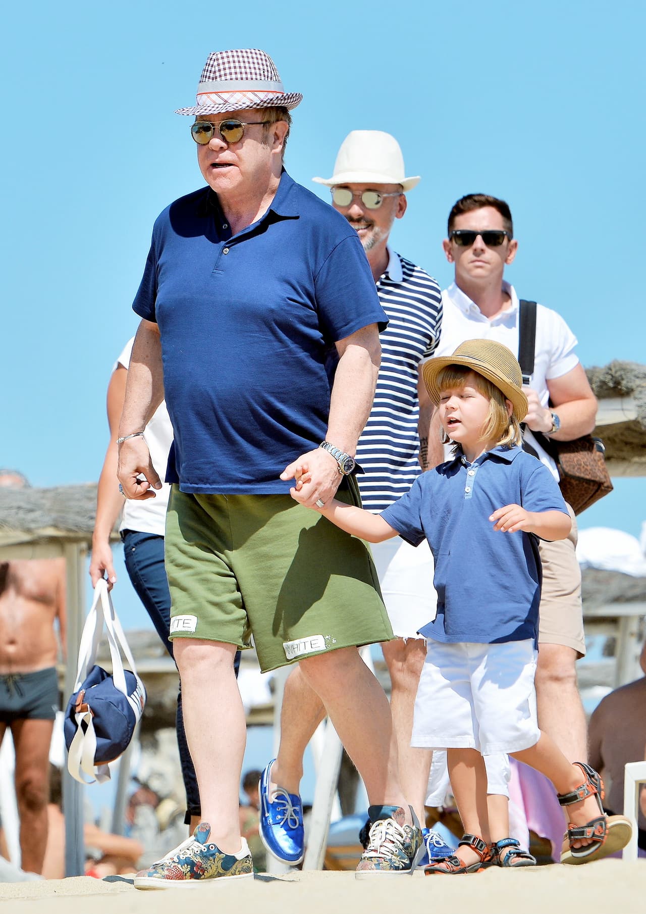 Elton John y David Furnish están de vacaciones junto a sus hijos.