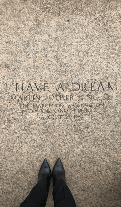 Entre sesiones informativas y reuniones, Kardashian tuvo algo de tiempo para visitar la inscripción que marca el lugar donde Martin Luther King Jr. proclamó su famoso discurso, 'Yo tengo un sueño'.