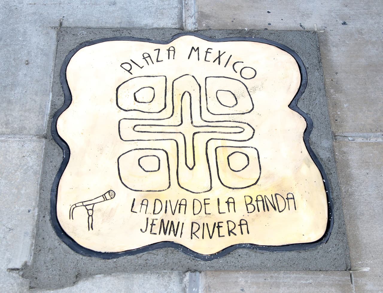 La cultura mexicana en Los Ángeles tiene como epicentro Lynwood, California. Allí, incluso, hay un camino de la fama, a la manera de Hollywood Boulevard, donde el 9 de diciembre de 2014, en el segundo aniversario de la muerte de Jenni Rivera, se puso una placa en su honor, con presencia de Rosie y Lupillo Rivera, hermanos de la cantante. 
<br>