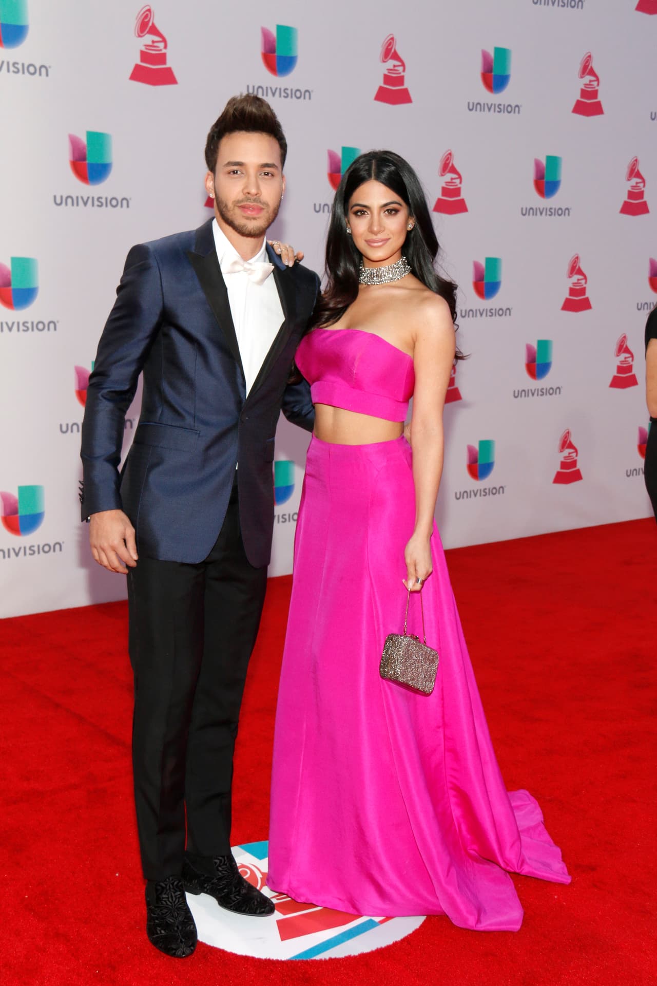 Prince Royce y Emeraude Toubia son los protagonistas de una bella historia de amor y una boda que fue tan secreta como romántica. Fue a finales del mes de marzo cuando la noticia se hizo pública a través de la portada de una revista. Esta semana se revelaron las imágenes y videos de este acontecimiento que fue sin duda muy especial para la pareja.
<br>