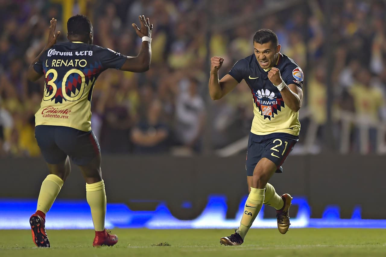 El fútbol siempre fue parte de su vida desde niño, pero nunca formó parte de las fuerzas básicas de ningún equipo.