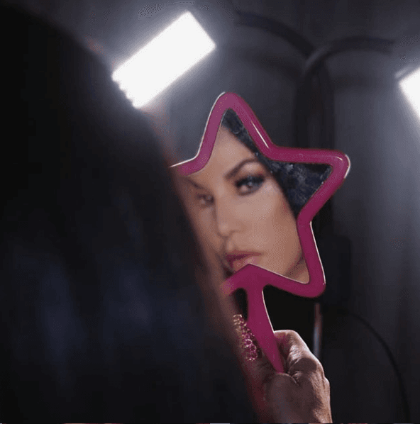 "Balvin, de corazón, sabes que nunca te he insinuado nada porque nuestros intercambios de palabras se dirigen siempre al cariño y al respeto con el cual te diriges hacia mi persona, como todo un caballero. Y jamás acerca del trabajo. Pero llegó la hora”, dice el mensaje que la puertorriqueña le dirigió al intérprete de 'Mi gente'.