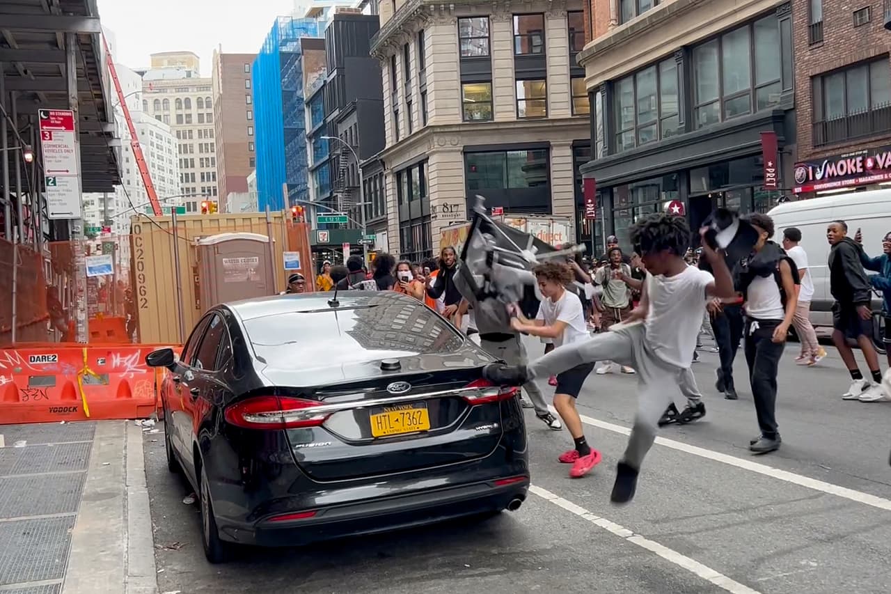 Estos jóvenes propinan patadas y golpes al vehículo estacionado.