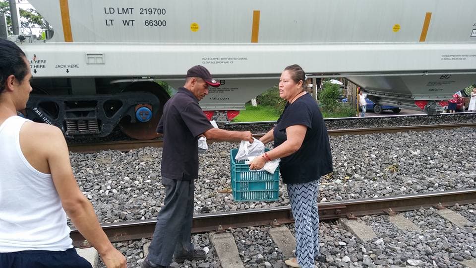 Alimento, agua, ropa, atención médica y morada ofrecen ‘Las Patronas’.