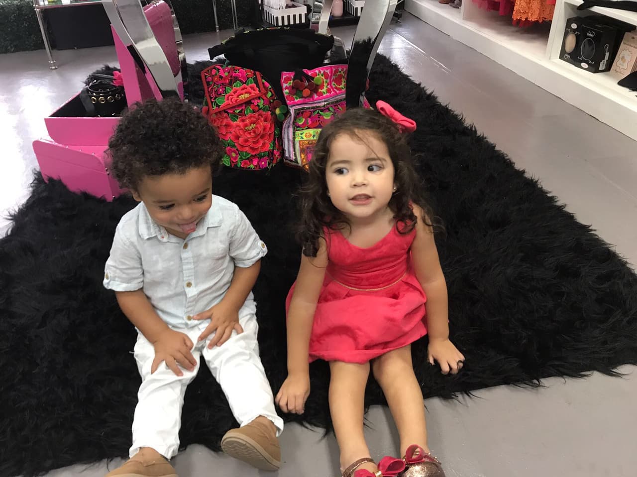 Ella estaba feliz conviviendo con sus amiguitos.