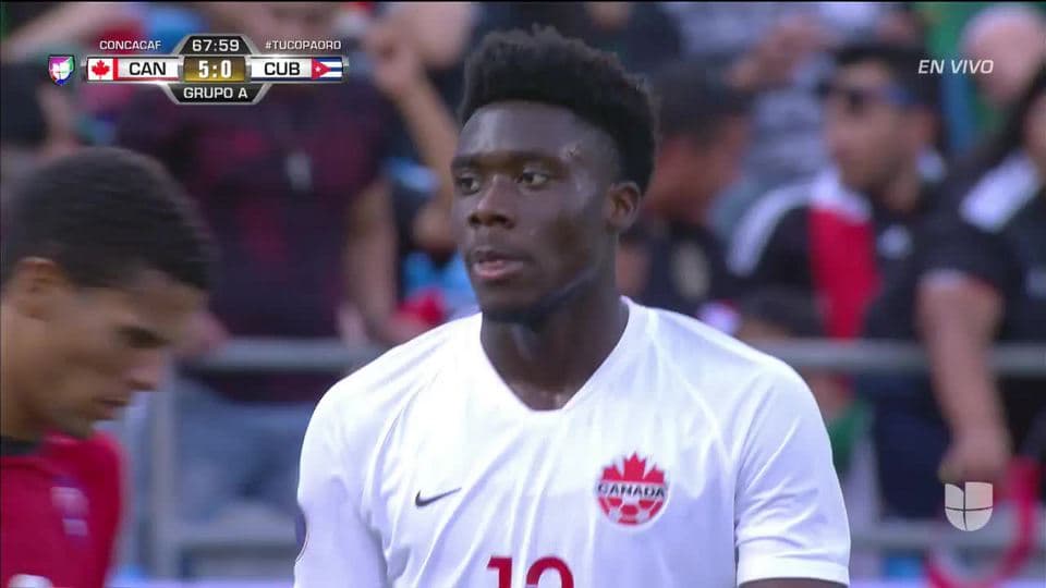 Tiro desviado de Alphonso Davies