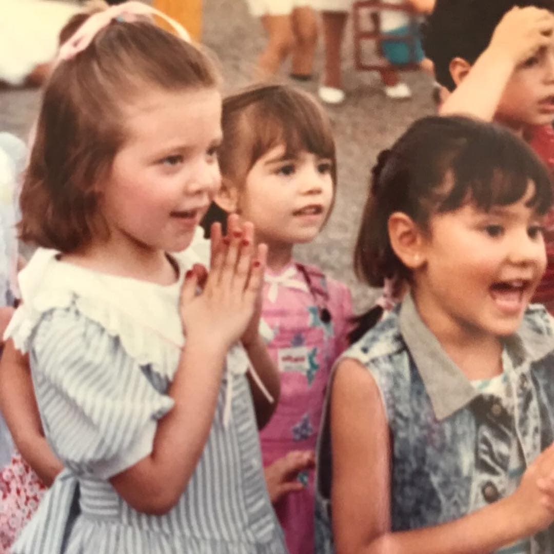La niña que vemos muy atenta junto a otros pequeños contentos y con las uñas pintadas, se trata de la actriz Fernanda Castillo.