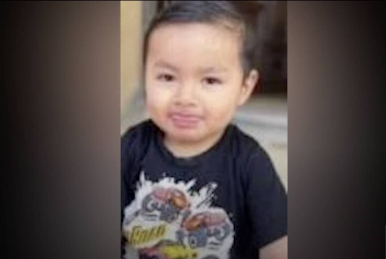 La familia pidió no juzgar a la madre hasta que se den a conocer todos los hechos.
<b>“Lo único que pido es que no la juzguen”,</b> dijo a
<b><a href="https://www.univision.com/local/los-angeles-kmex/">Univision34</a></b> Los Ángeles Cerezo tío de los niños, durante una
<b><a href="https://www.univision.com/local/los-angeles-kmex/familiares-madre-sandra-chica-mia-camila-mason-mateo-millan-mateas-rodriguez-ninos-muertos-los-angeles">vigilia</a></b> en la vivienda del Este de Los Ángeles, donde ocurrió la tragedia.