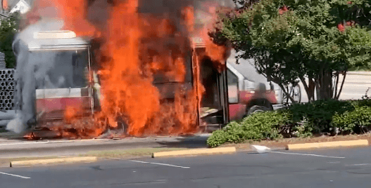 Reportan explosión e incendio de un autobús en Carolina del Norte