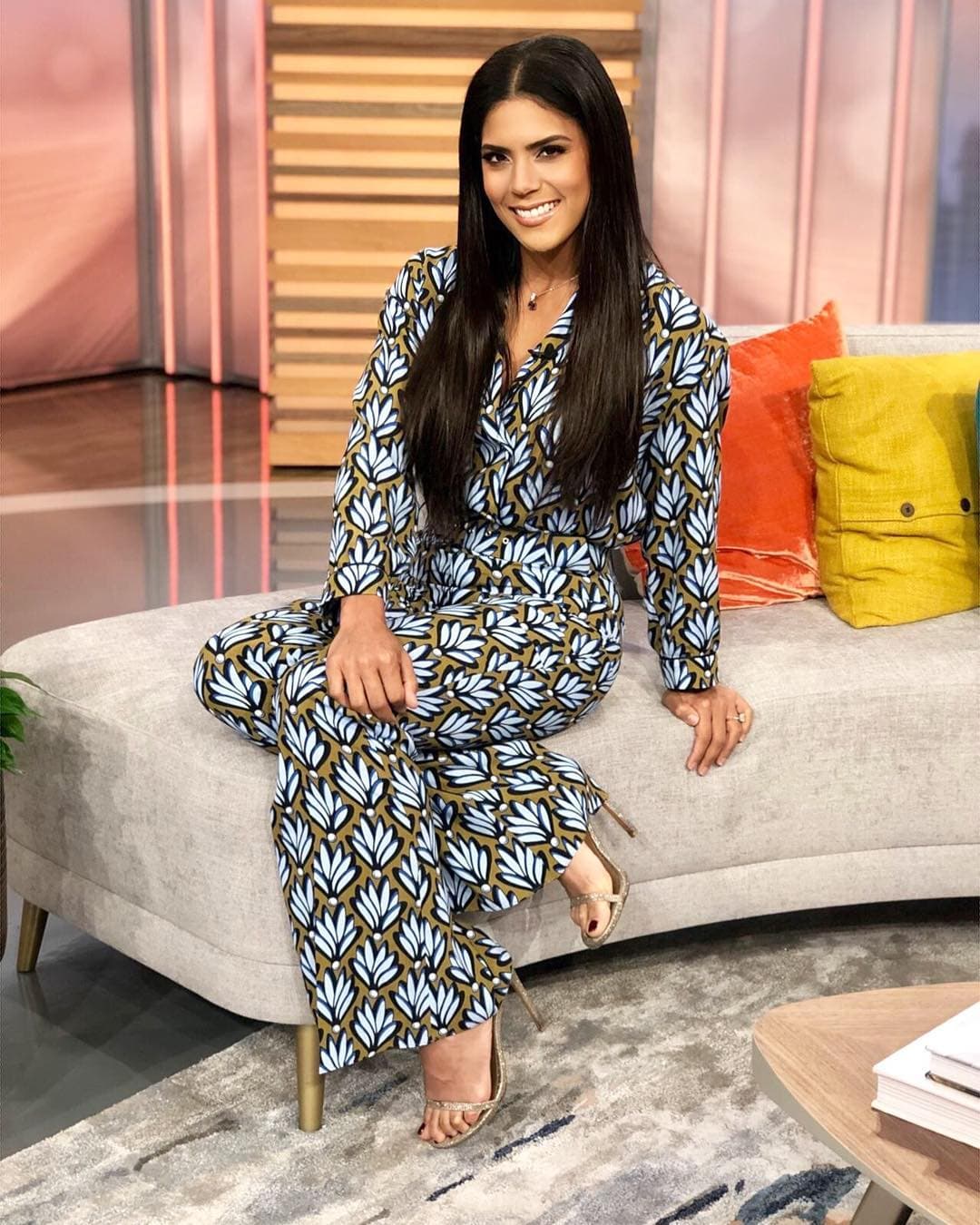 Hablábamos de que los enterizos también pueden ir con manga larga y esta es una opción. La pieza que eligió la exreina de Nuestra Belleza Latina también las podrías usar cuando el otoño comienza y que necesitas usar prendas de entretiempo.
<br>