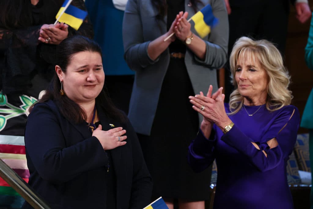 Embajadora de Ucrania en EEUU, Oksana Markarova, al momento de recibir una ovación en el Congreso de EEUU. A su lado la primera dama, Jill Biden.