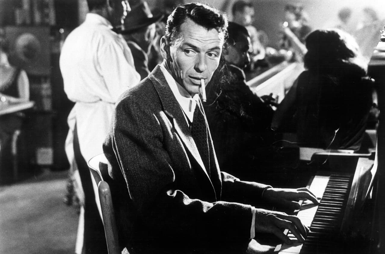 En sus tiempos, era un galán y super conquistador y junto a él se formó el 'Clan Sinatra', que incluía a Jerry Lewis, Dean Martin, Sammy Davis Jr., Peter Lawford, Joey Bishop, Shirley MacLaine, David Niven y Humphrey Bogart.