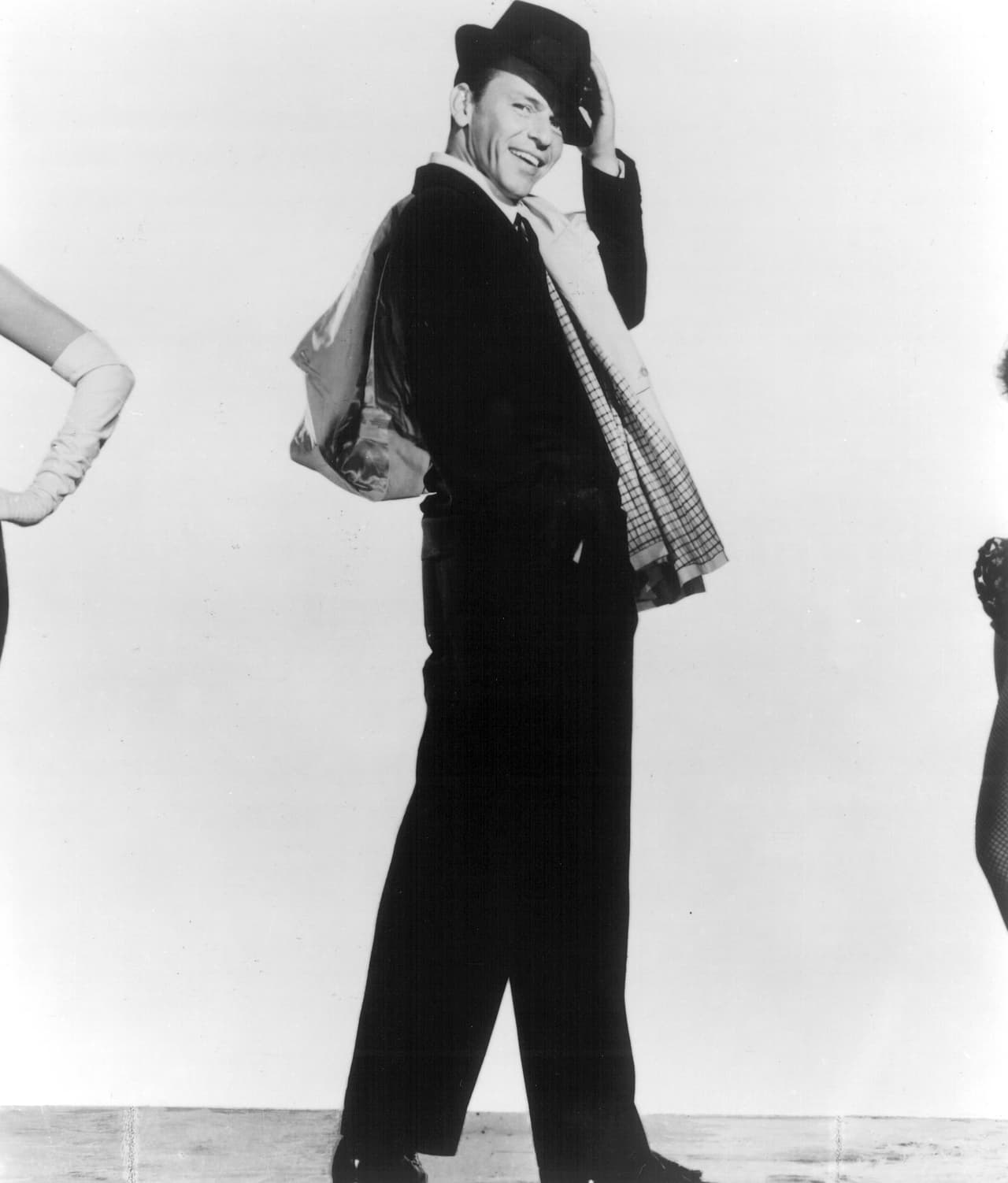 La inmensa popularidad de Sinatra, ya desde los mismos inicios de su carrera artística durante los años 1940, condicionaron por completo su vida.