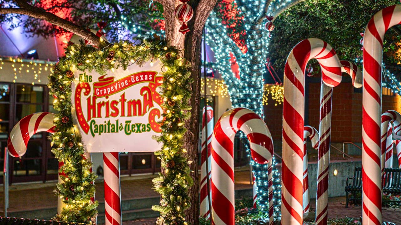 <i>¡Grapevine, la capital navideña de Texas, te espera!</i> 
<b>Con más de 1,400 eventos y actividades para toda la familia, esta mágica celebración se extiende durante 40 días</b>. Desde millones de luces y personajes animados hasta desfiles y música en vivo, el espíritu navideño se apoderará del norte de Texas. Y lo mejor de todo: 
<b>muchas actividades son gratuitas.</b> No te pierdas esta temporada inolvidable, 
<b>llena de magia para grandes y pequeños.</b>