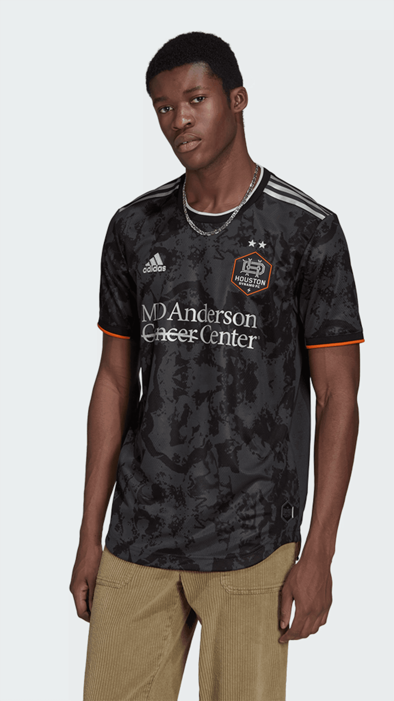 Este uniforme se complementará con la tradicional casaca primaria, completamente en tono naranja.
<br>