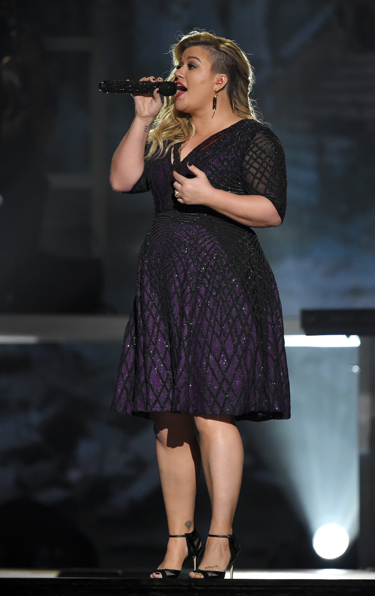 En esa ocasión Kelly optó por una zapatillas sencillas que combinaban con el estilo del vestido, y una vez más su vestido con corte imperio.