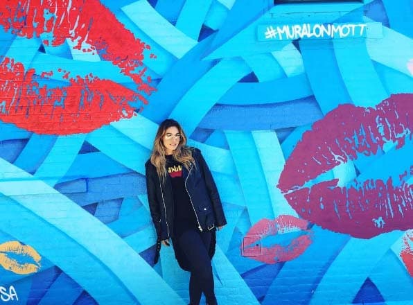 Gali siempre visita los lugares más cool. Los murales son su más grande debilidad.