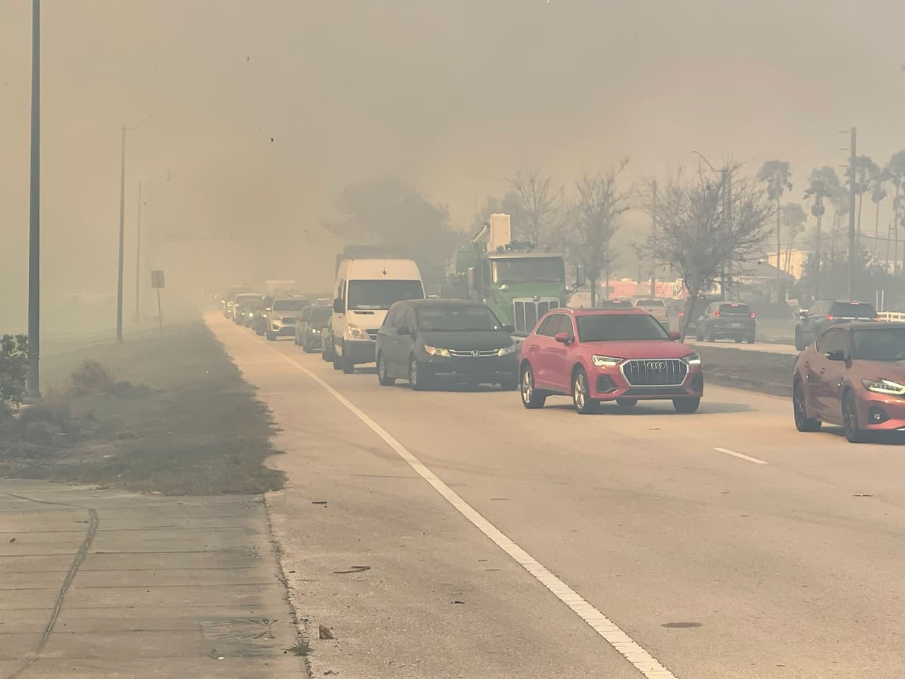 Las rampas de salida de la autopista Interestatal 75 en Toledo Blade están cerradas mientras los bomberos de North Port atienden el incendio forestal.