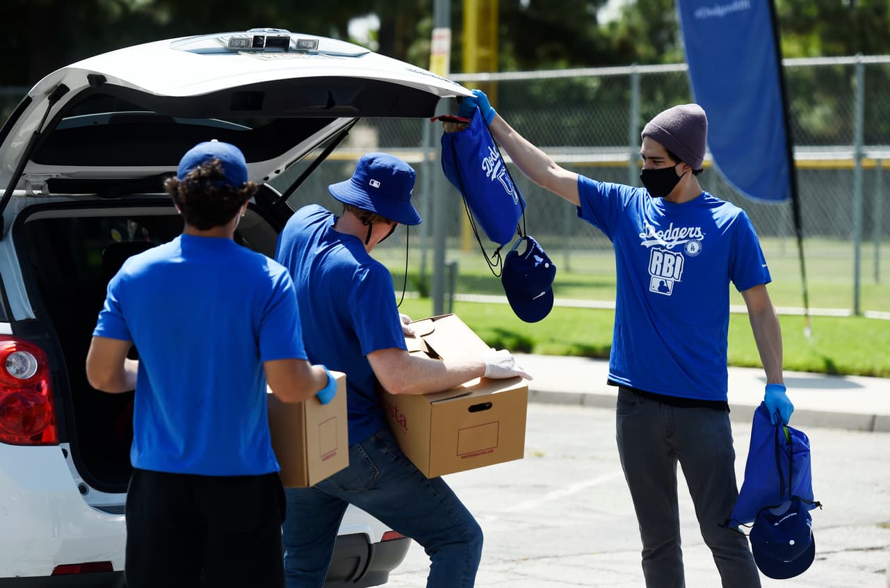 Las entregas de cajas de comida por parte de la fundación de los Dodgers, se hace a través de eventos móviles en los que garantizan límite de contacto entre sus voluntarios y los beneficiados.