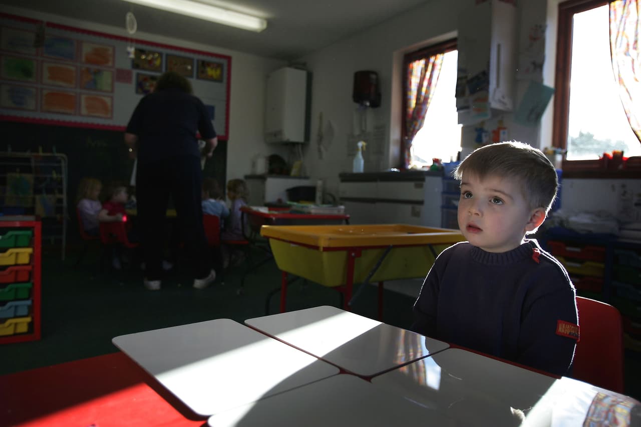 Los educadores de la primera infancia de las aulas participantes recibirán una mayor remuneración (en comparación con la media de 12 $/hora) y una mayor formación y apoyo.