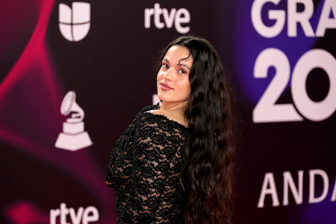 La cantante española complementó su look con el cabello suelto y trazos de sus cejas muy marcados.