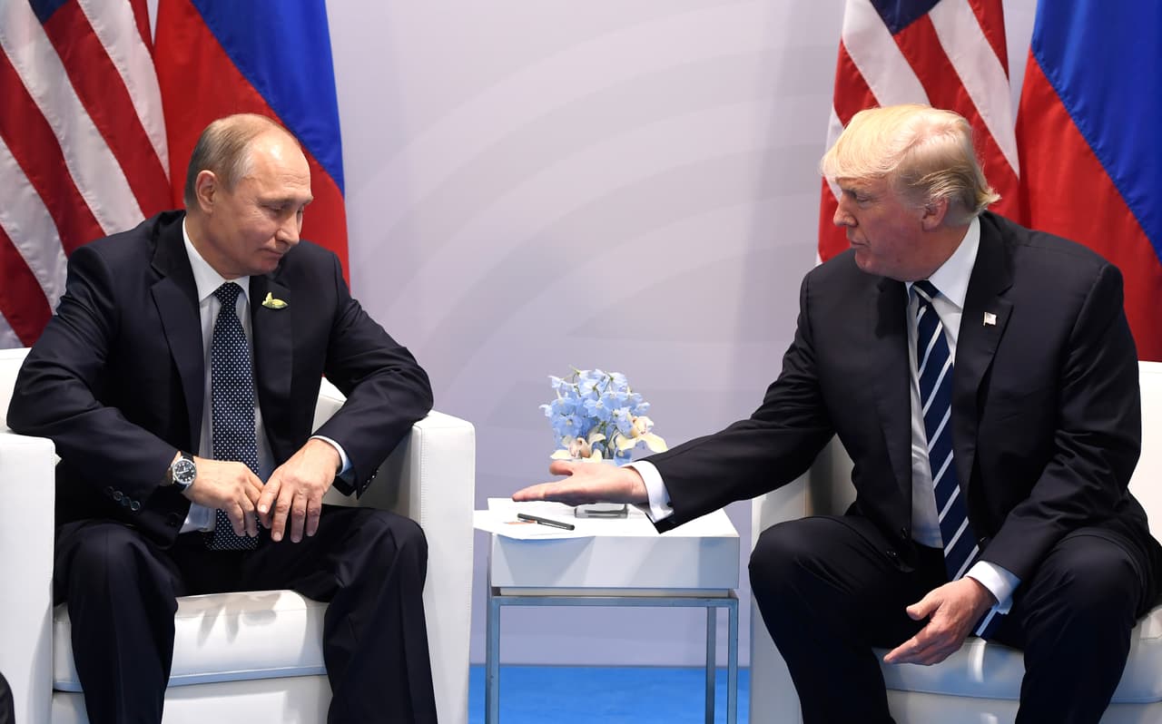 <b>¡Venga esa mano! - </b>El presidente estadounidense espera que Vladimir Putin estreche su mano durante la cumbre del G20 en Hamburgo en julio de 2017. Fue el primer saludo oficial entre los mandatarios de Estados Unidos y Rusia, aunque horas antes se habían reunido privadamente.