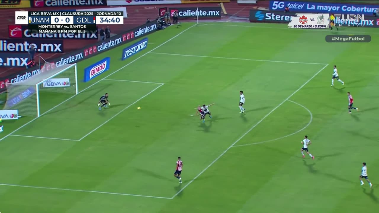 ¡Pumas se salva por centímetros! Chicharito cerca de abrir el marcador