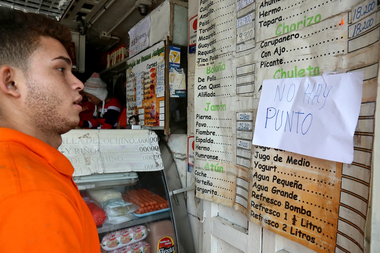 A causa del apagón y el servicio intermitente de electricidad muchas tiendas han dejado de aceptar tarjetas de crédito o débito como forma de pago.