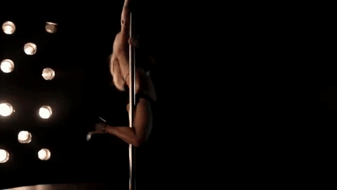 En el video de la canción 'Rabiosa' Shakira demostró que también tiene movimientos atrevidos de 
<i>pole dance.</i>