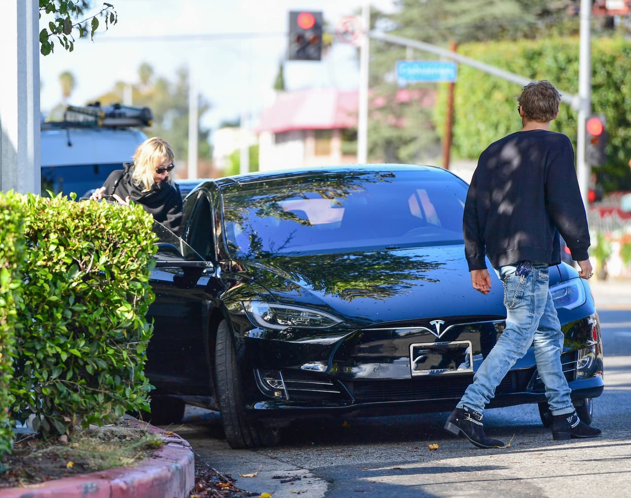 <b><a href="https://www.univision.com/famosos/miley-cyrus-se-recupera-de-una-cirugia-con-cody-simpson-a-su-lado-fotos">La pareja</a></b> fue captada al salir de un restaurante en Los Ángeles la mañana siguiente.
<br>