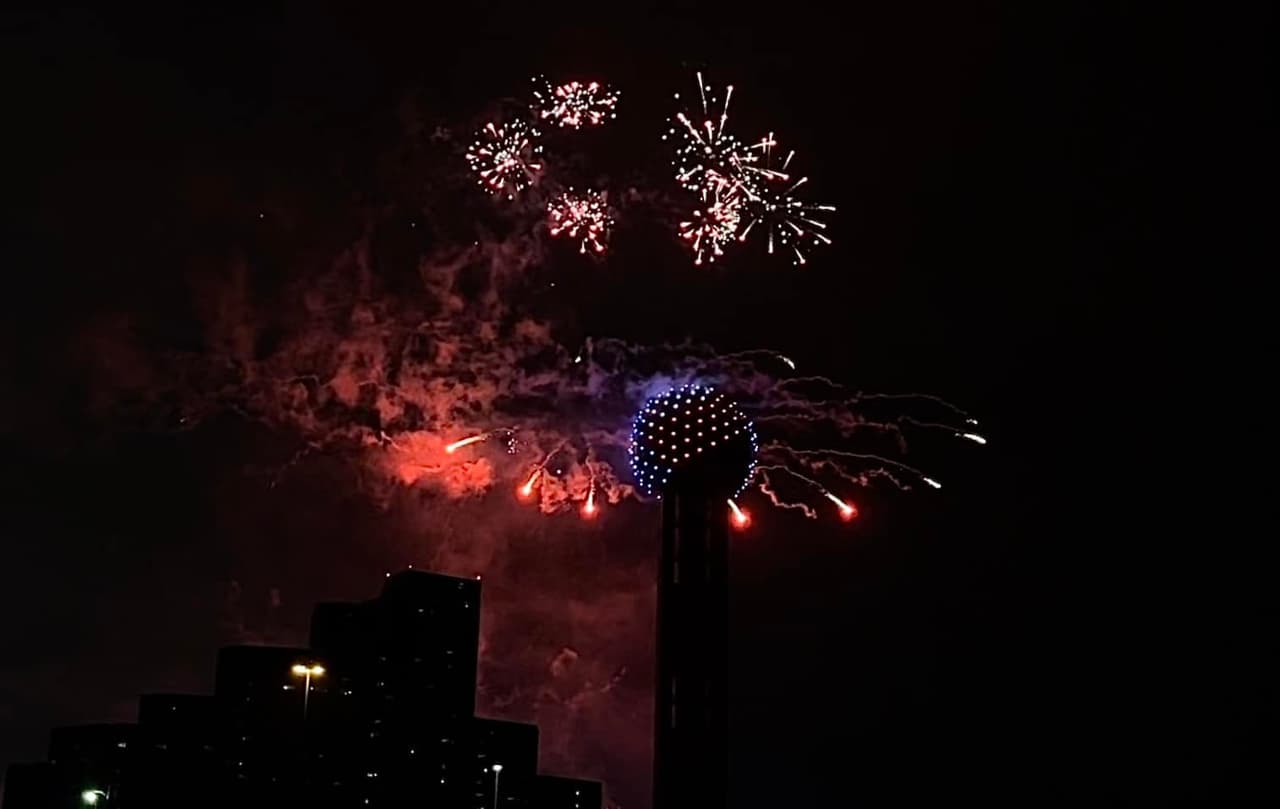 Fue un show de 
<a href="https://www.univision.com/local/dallas-kuvn/multas-por-quemar-pirotecnia-y-tirar-al-aire-en-ano-nuevo-video">5 mil luces pirotécnicas</a>, además de pantallas led para recibir con un gran festejo el 2022.