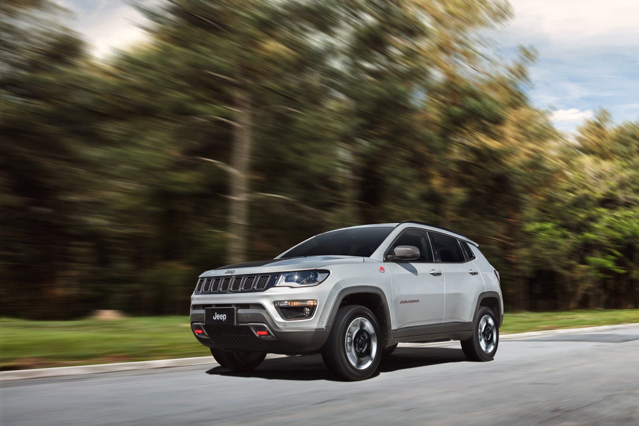 El frontal de la nueva Jeep Compass recuerda mucho a la Grand Cherokee y mejor aún, no nos recuerda para nada al vehículo que la precede en el uso del nombre Compass.