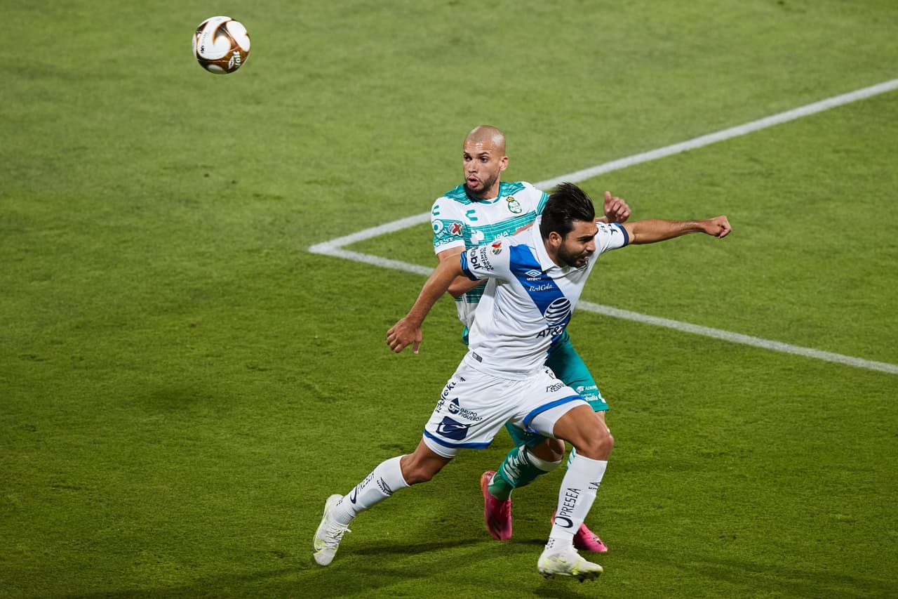 El doblete de Eduardo 'Mudo' Aguirre y el gol de Ayrton Preciado Santos vence 3-0 en la ida de semifianles al Puebla y toman una muy cómoda ventaja en la serie.