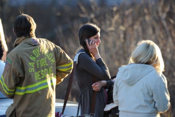 La escuela elemental o primaria Sandy Hook, de Newtown, en Connecticut, imparte clases a niños de kinder hasta quinto grado preparatoria, y los alumnos tienen edades compendidas entre los cinco y los 10 años.